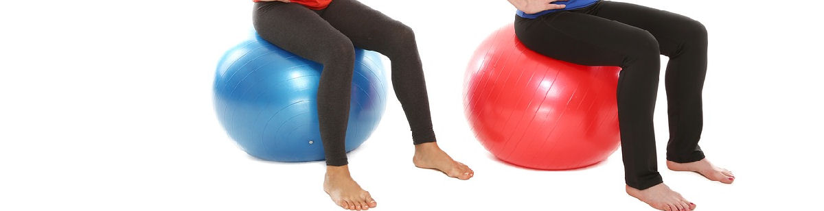 Jumppaajat istuvat jumppapalloilla