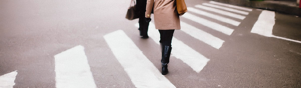 Ihmiset kävelevät suojatiellä