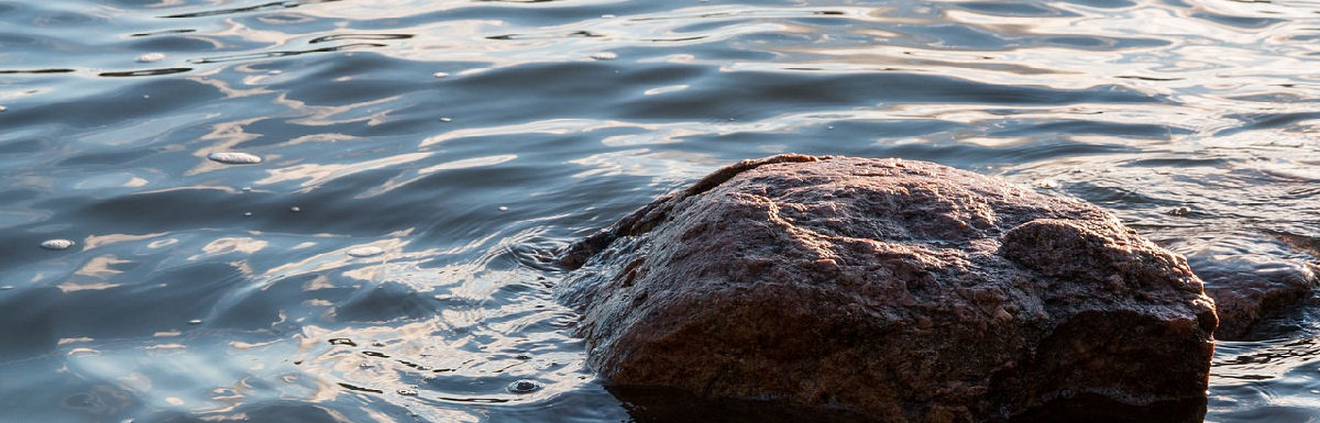 Kivi laineiden keskellä