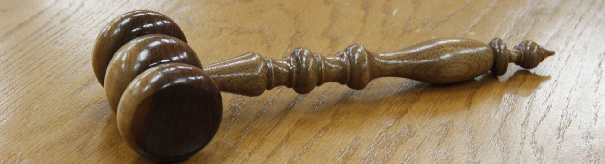 Kokousnuija pöydällä