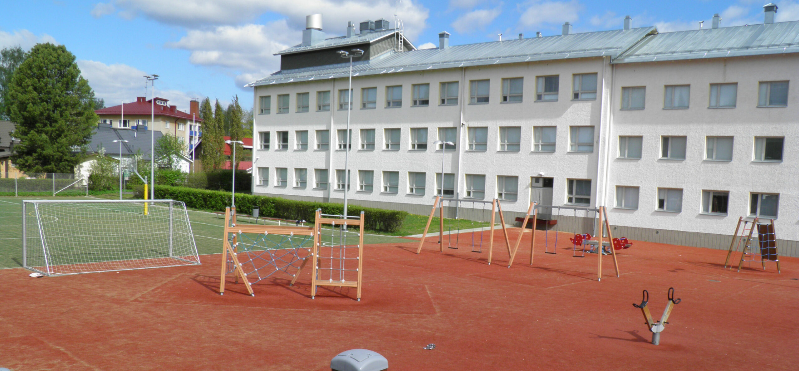 Koulun leikkikenttää kesällä