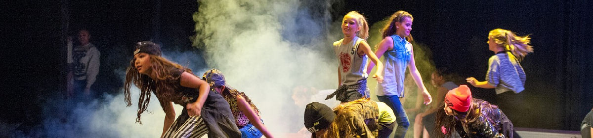 Nuoret näyttelijät esiintymässä lavalla