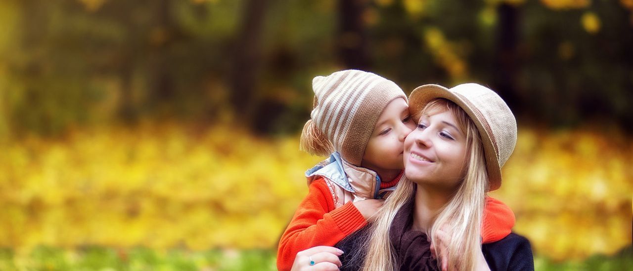 Nainen ja lapsi syksyisessä maastossa