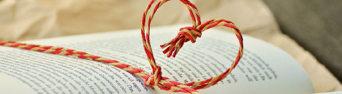 Avoinna oleva kirja ja narusta muodostunut sydän