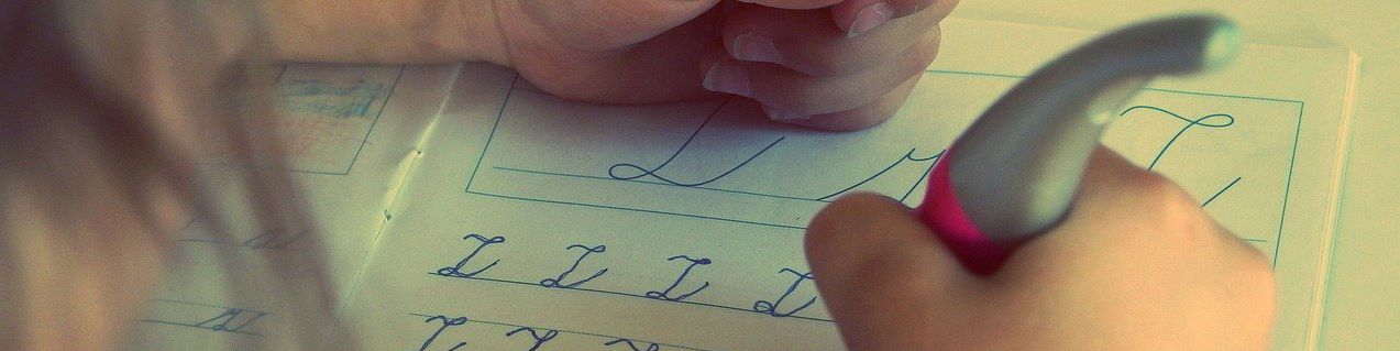 Opiskelija opettelee kaunokirjoitusta