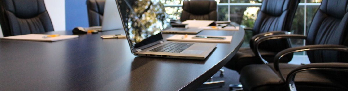 Läppäri kokouspöydällä