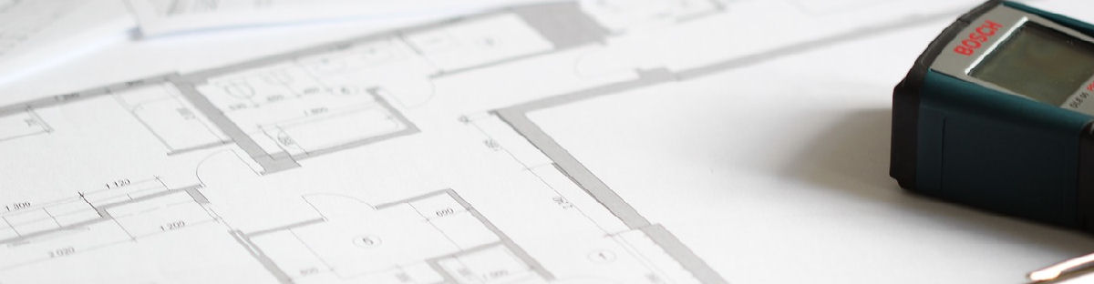 Rakennusvalvonta - rakennuspiirros pöydällä