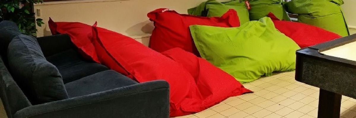 Värikkäitä säkkituoleja lattialla