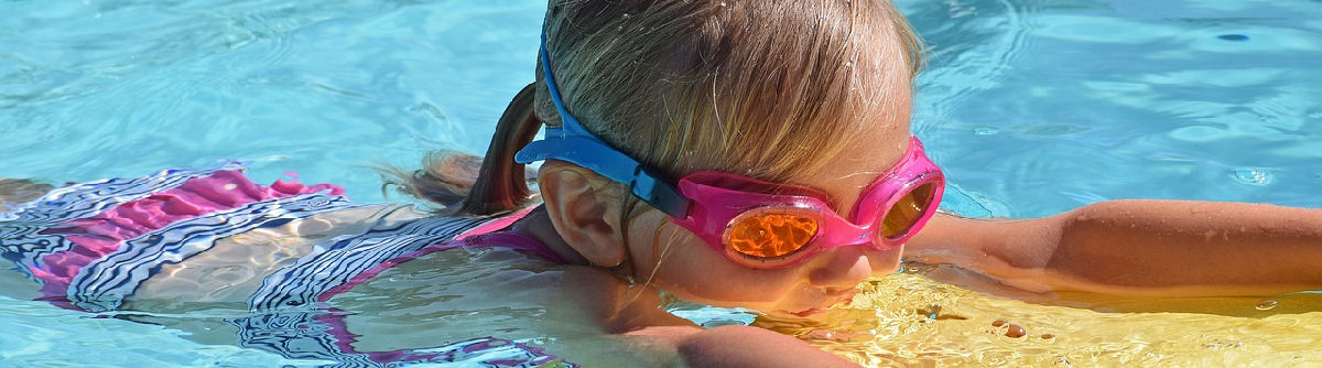 Uimahal­lin poikkea­vat aukio­loa­jat