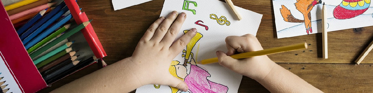 Lapsi värittää puuväreillä