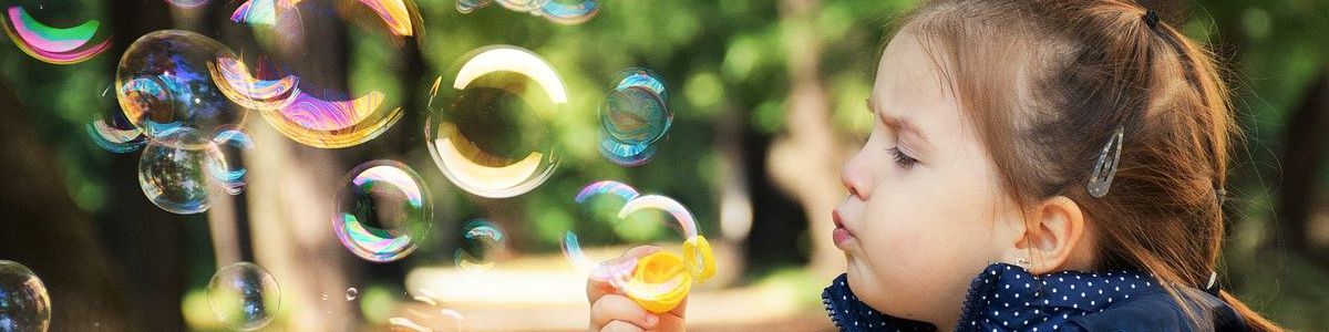Lapsi puhaltaa saippuakuplia