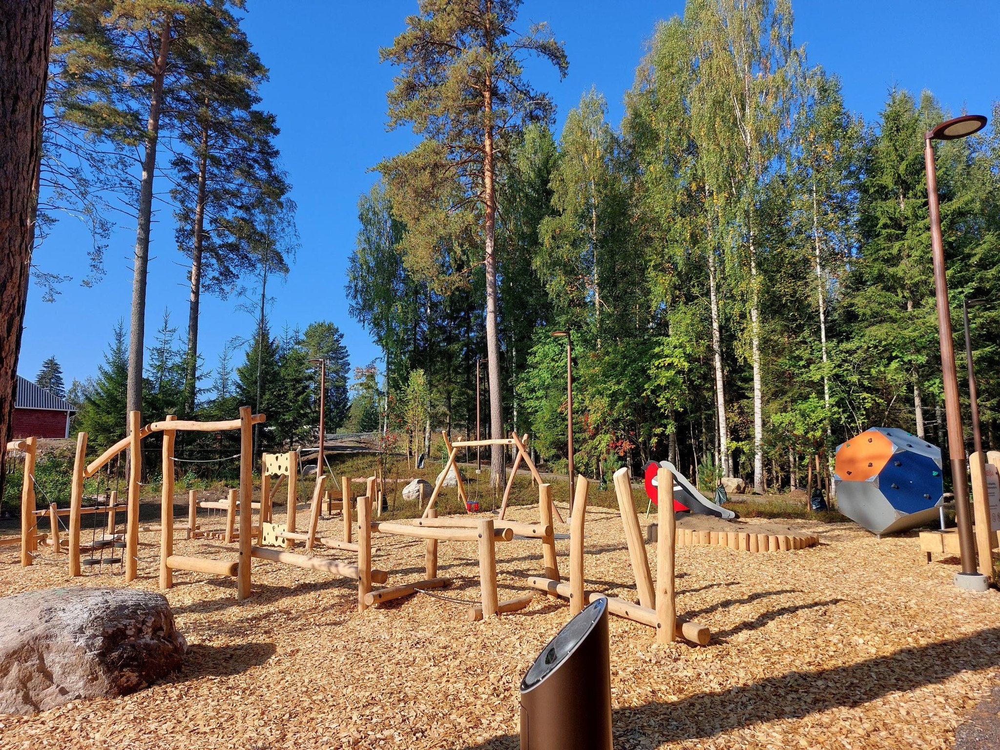 Leikki­pai­kan raken­ta­mi­nen Kolilla etenee