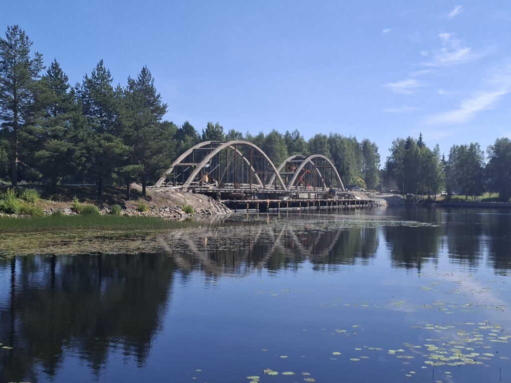 Vanha kaksikaarinen silta Lieksanjoen yli.