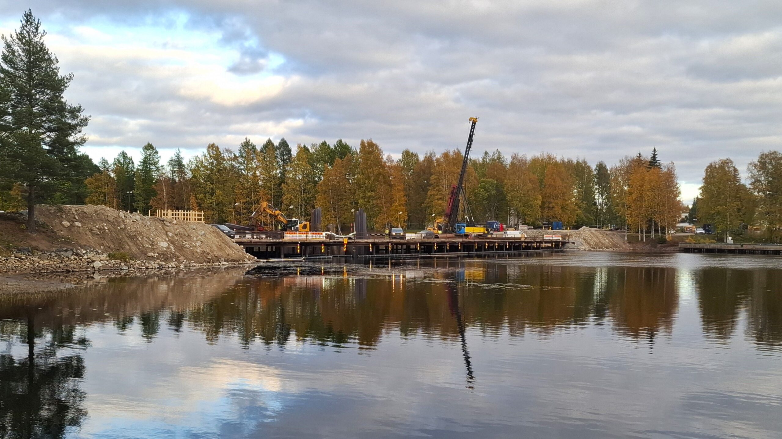 Lieksanjoen ylittävän uuden sillan paalutustyöt on saatu valmiiksi