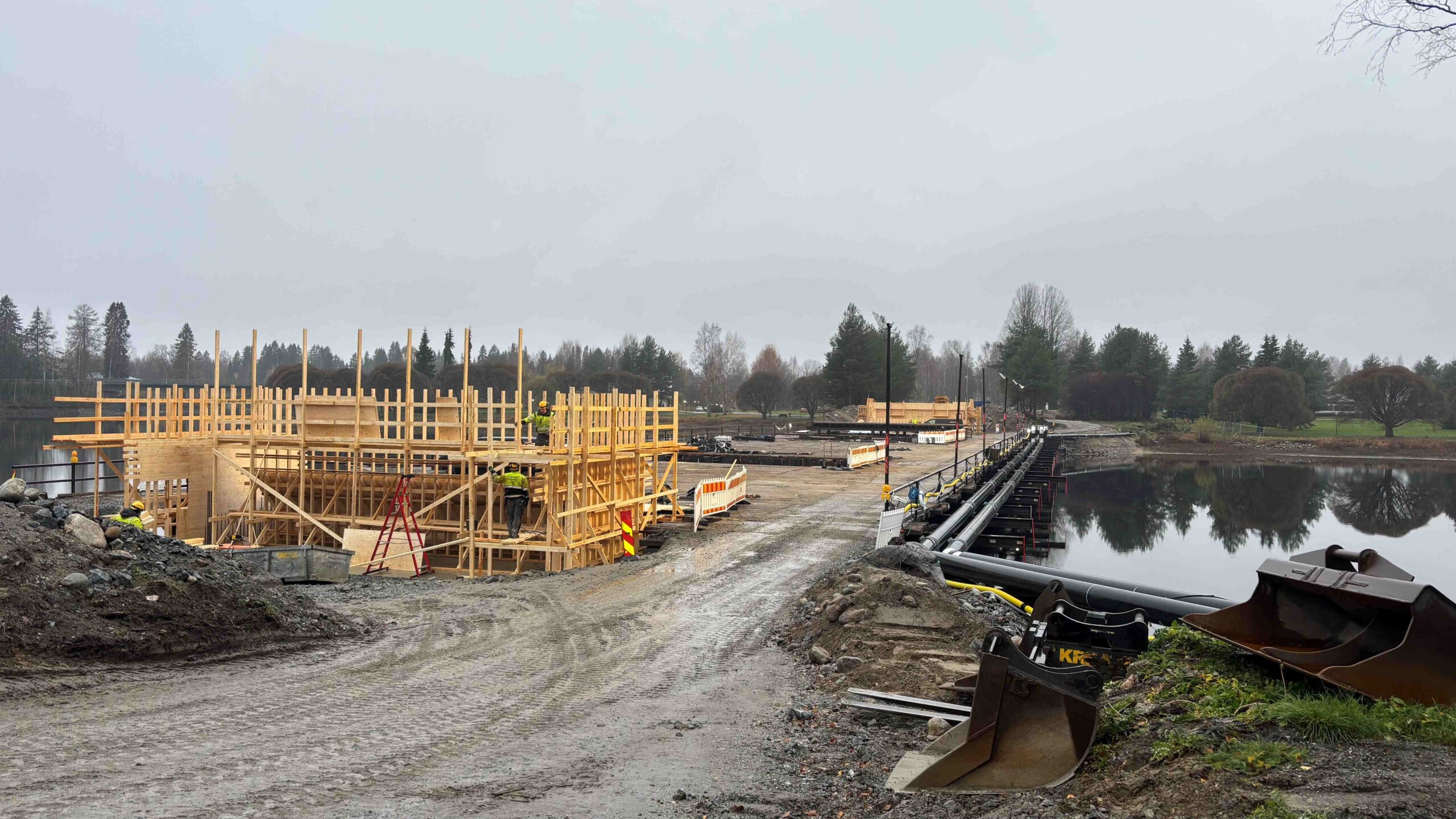 Silta­työ­maa etenee aikatau­lun mukai­sesti Lieksan­joella