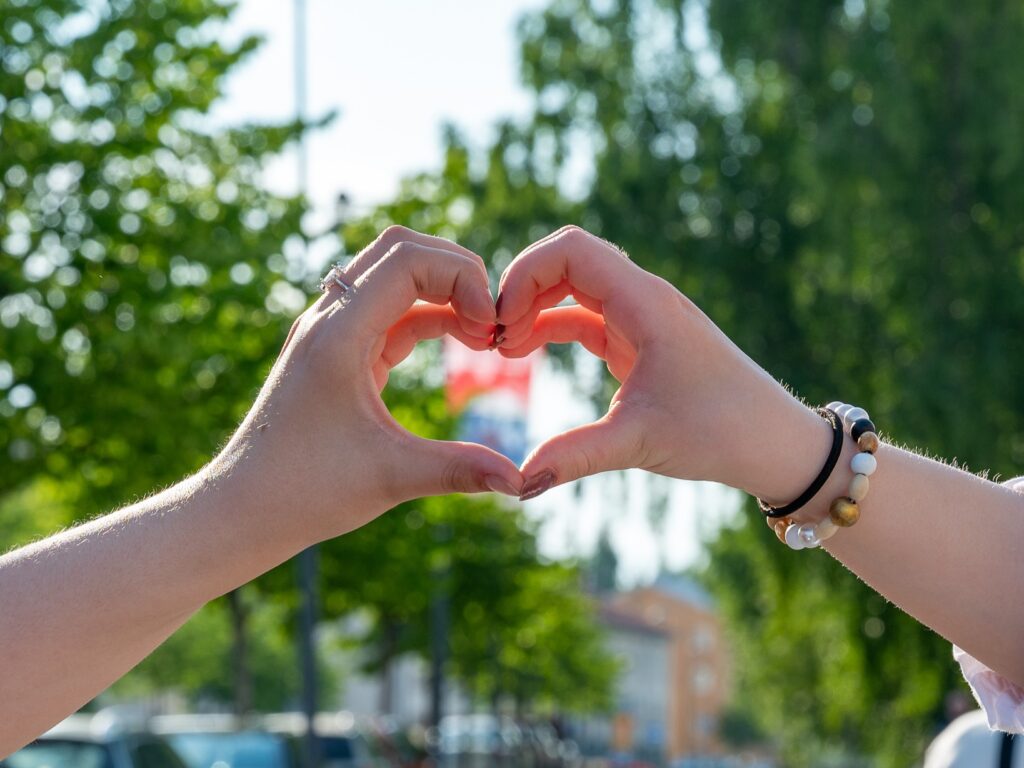 Kahden käden muodostama sydänkuvio