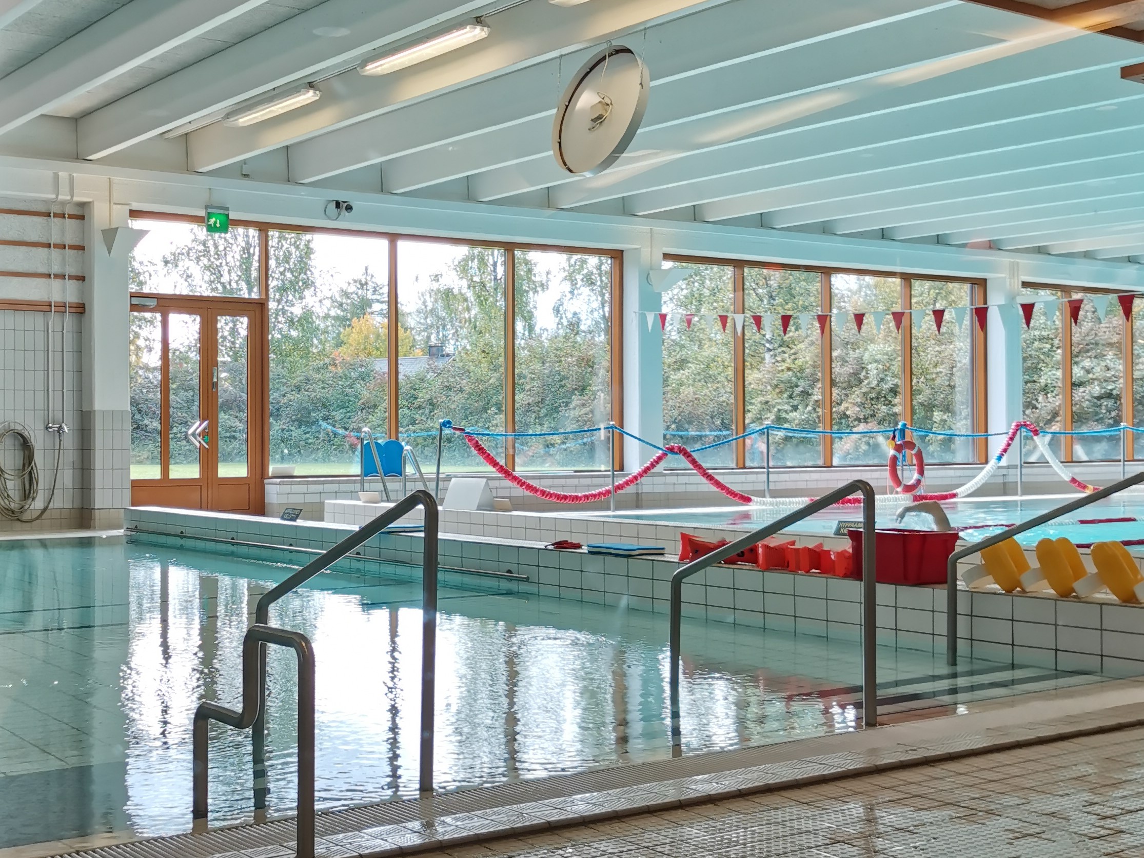 Uimahallin lasten allas ja sen takana kuntouima-allas