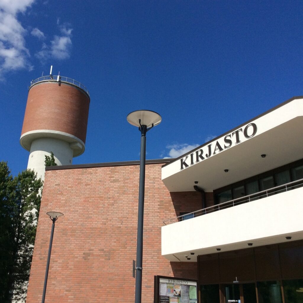 Lieksan kirjaston julkisivu sekä Lieksan vesitorni.