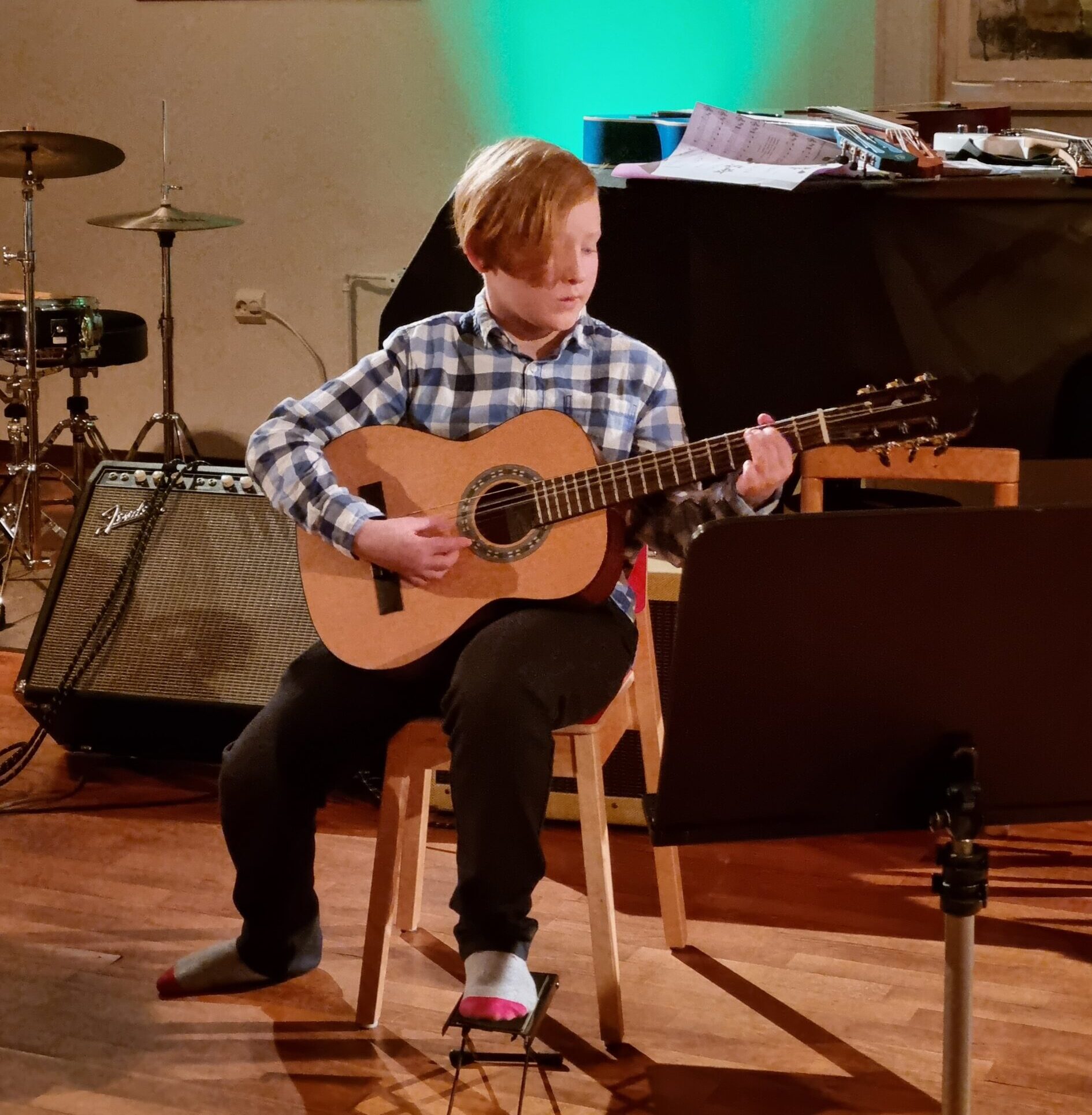 Instrumenttiopinnot - poika soittaa kitaraa