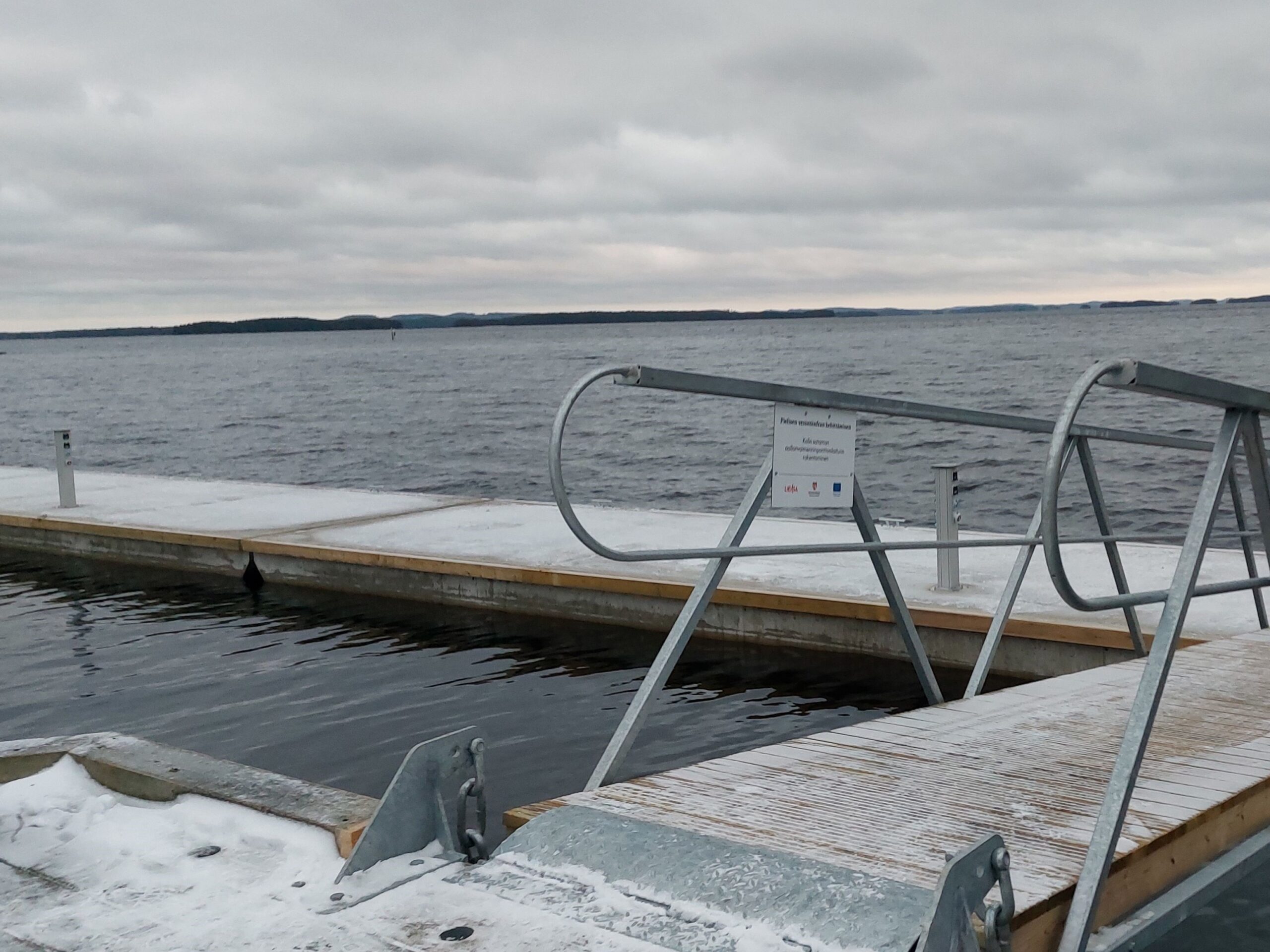 Kolin sataman aallon­vai­men­nin­pont­to­ni­lai­turi on valmis­tu­nut