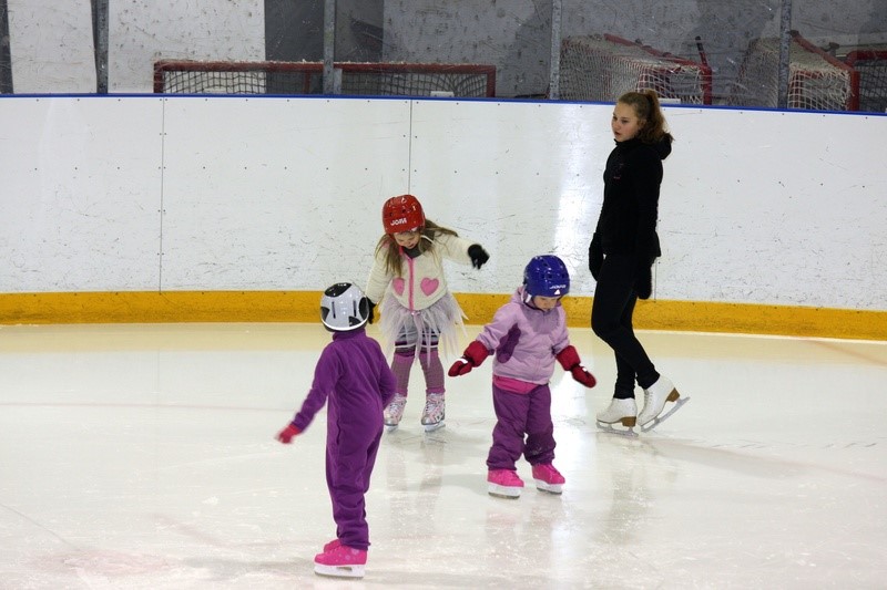 Lapsia luistelemassa jäähallissa