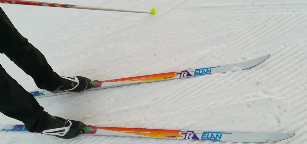 Sukset hiihtoladulla.