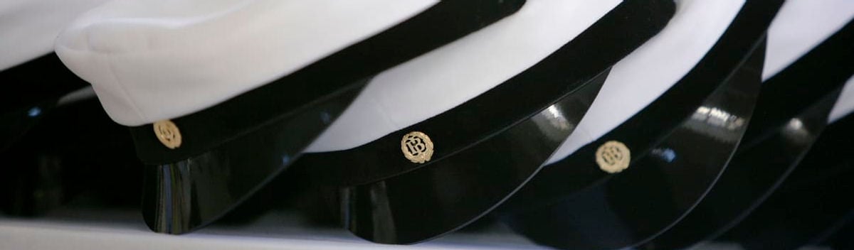 Ylioppilaslakkeja rivissä