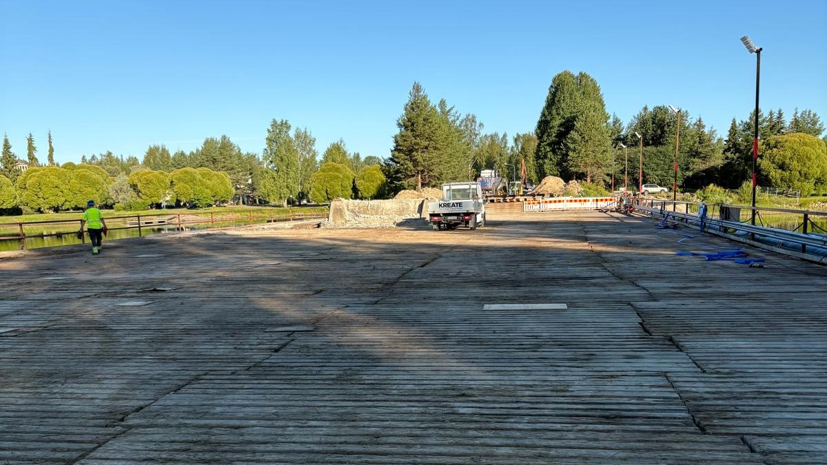 Siltatyömaa. Väliaikainen silta, jonka päällä auto.