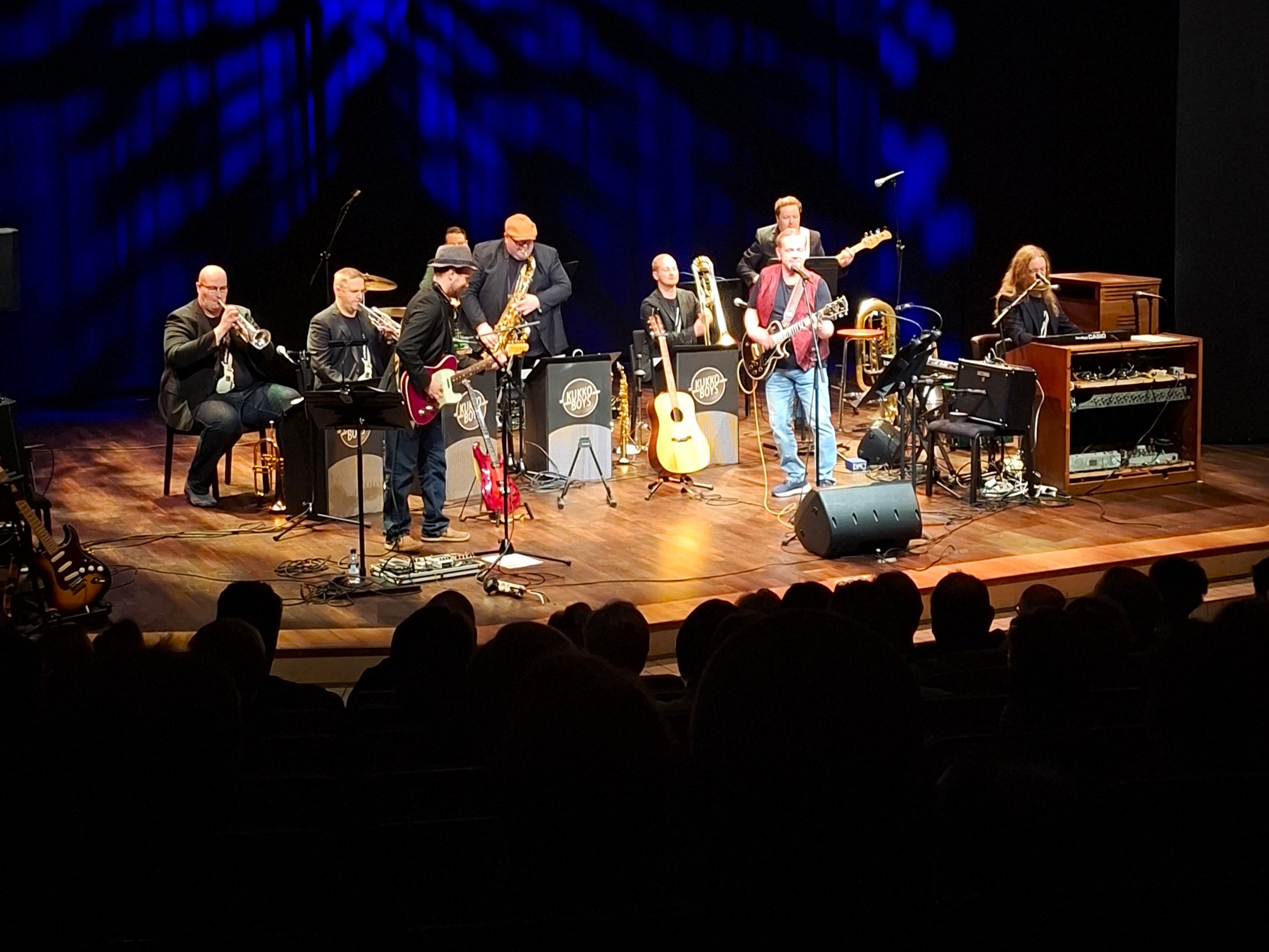 Kukkoboys-yhtye soittamassa lavalla