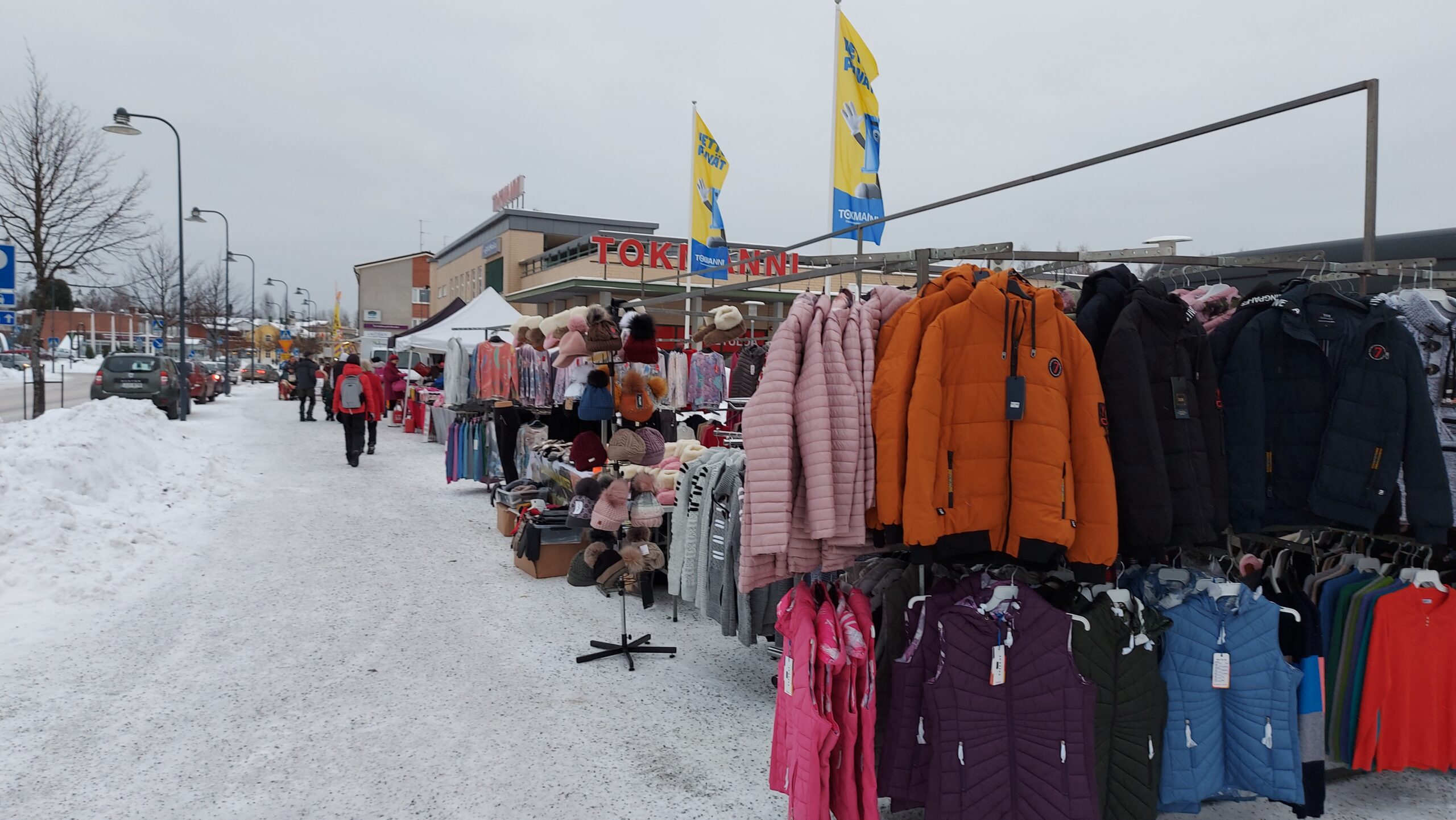 Markkinakojujen rivistö talvella.