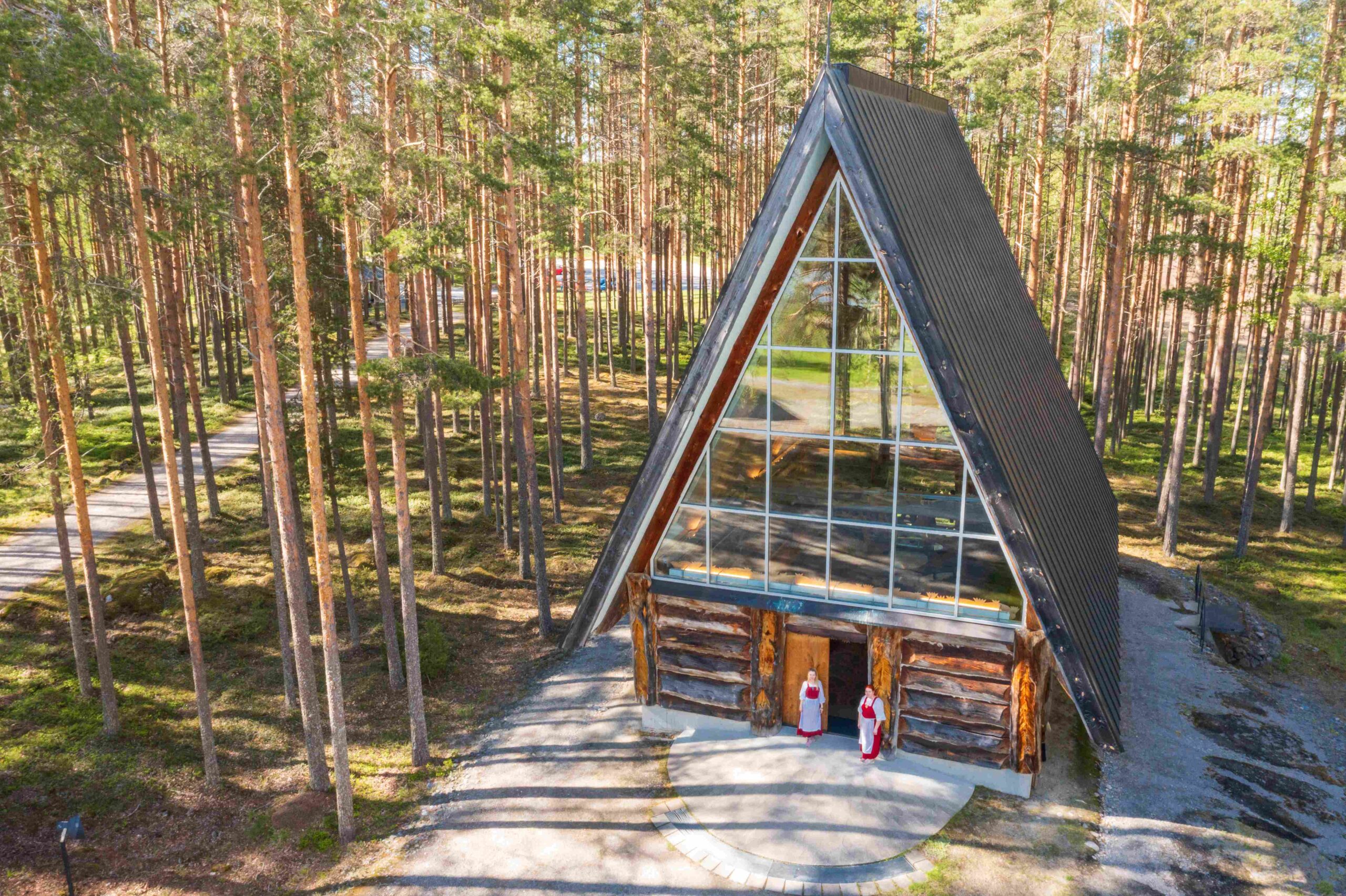 Paaterin kirkko kesällä. Kuva Jarno Artika.