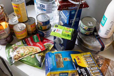 Kotivaraa häiriötilanteisiin: säilykkeitä, kuivaruokaa, retkikeitin, taskulamppu.