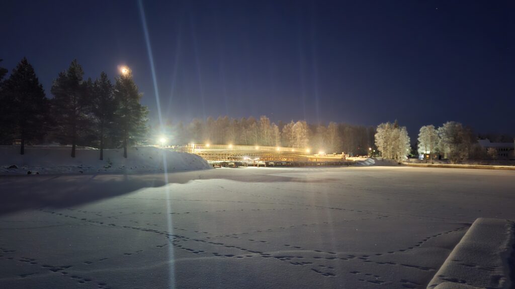 Siltatyömaa talvellla valaistuna illalla. 