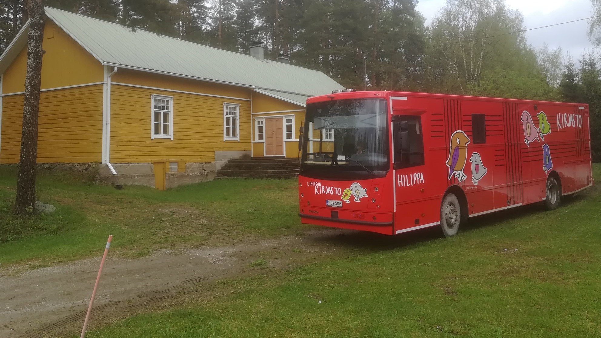 Kirjastoauto Hilippa Kelvän seurojentalon edessä.