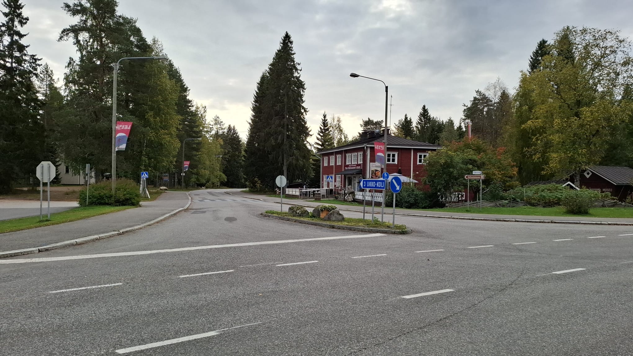 Kolin kylän keskustaa, tienviitassa teksti Ukko-Koli 3.